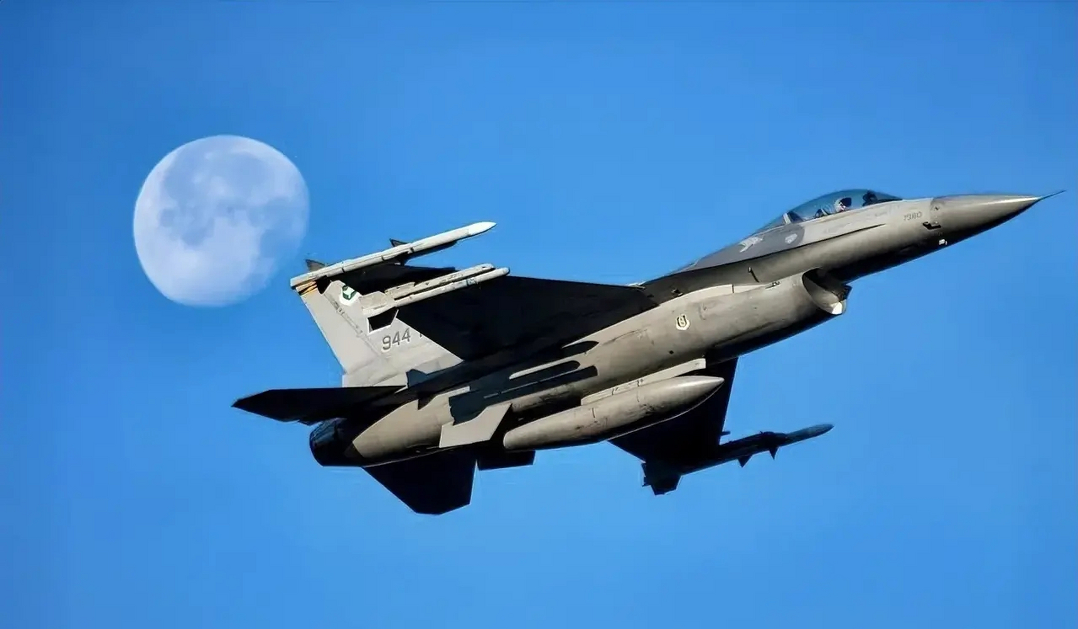 美国一架价值数千万美元的f16战斗机在韩国坠毁.