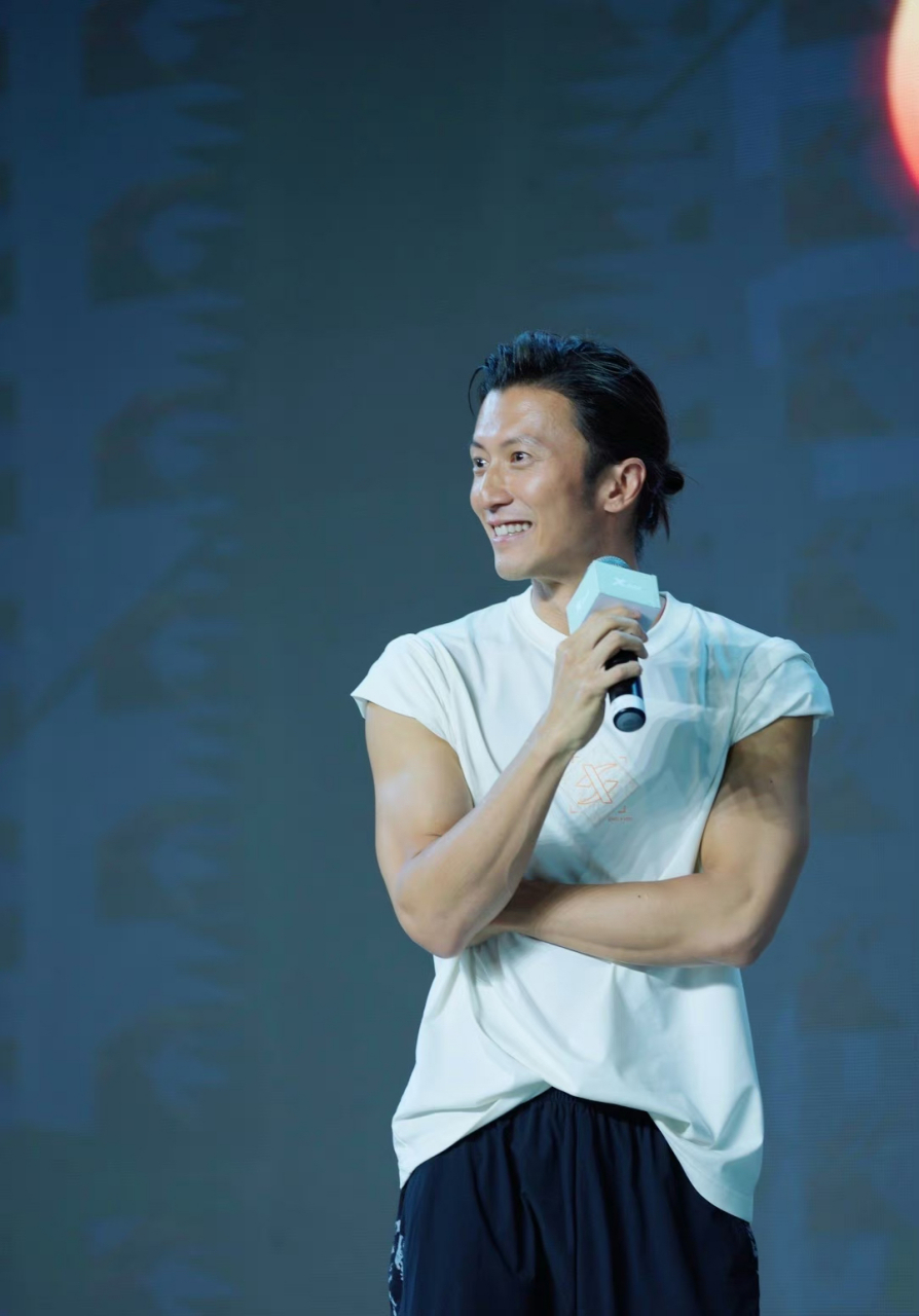 偶遇谢霆锋,本人真的好帅,超级年轻,有肌肉有腹肌,肤色健康,就是个子