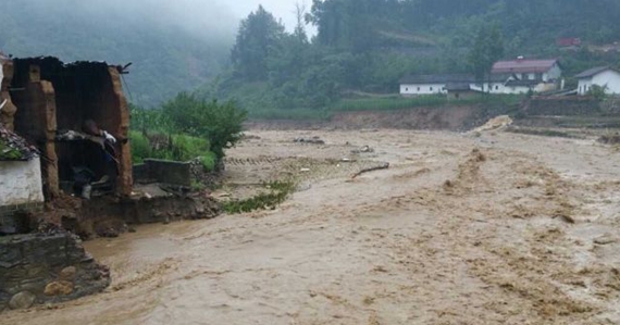 陕西遭遇60年最强降雨,眼看丰收的苹果玉米全被淹,农民们哭了