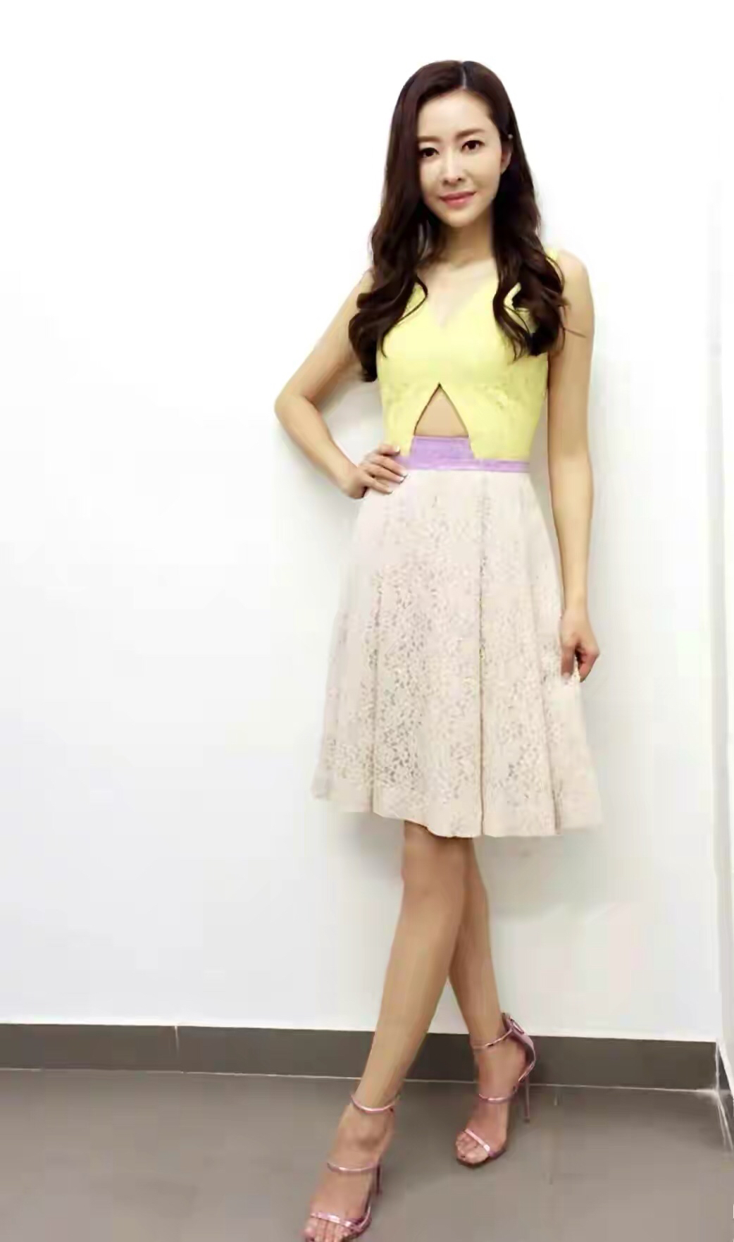 明星俏佳人:熊黛林高跟美腿