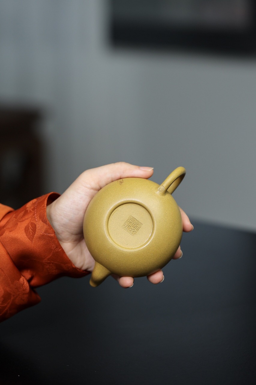 这款壶型为梨型壶,由刘金荣制作,采用黄金段泥制作