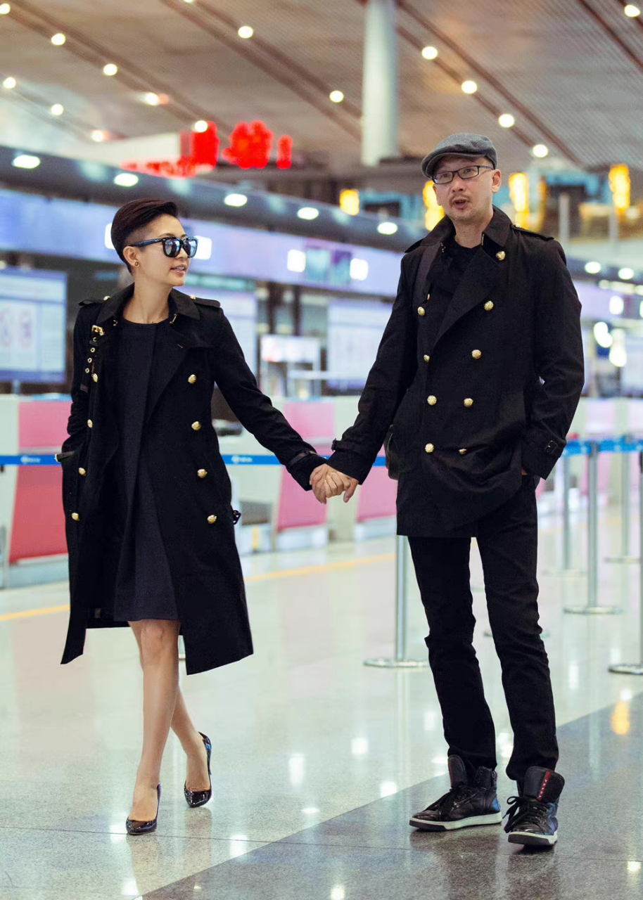 梁静管虎又穿情侣装秀恩爱,梁静风衣墨镜又飒又a,管虎190cm身材堪比