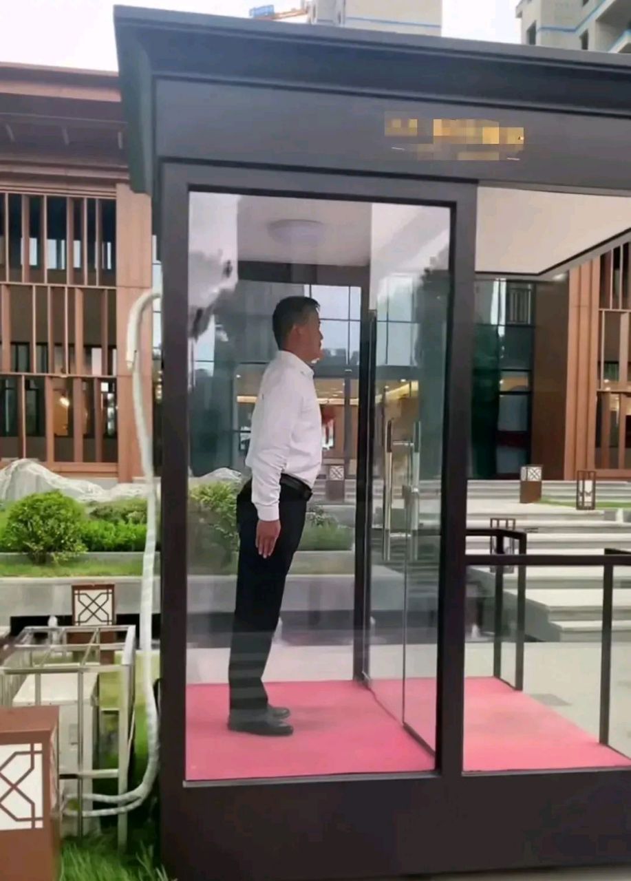 月薪一万的售楼部保安,光凭这个站姿就值了!