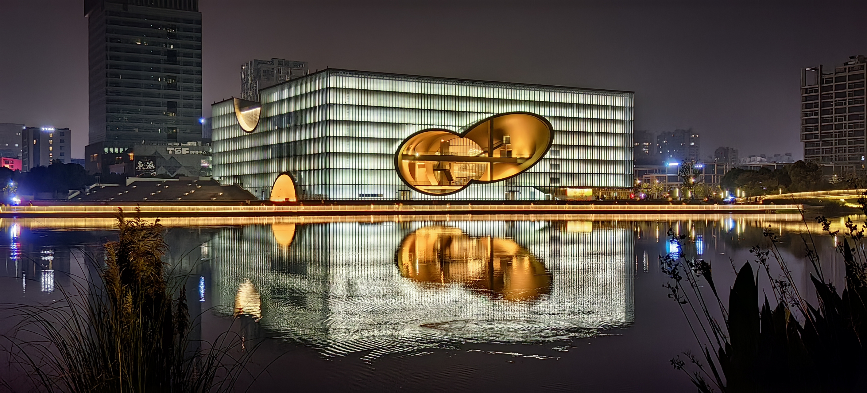 中秋之夜,上海保利大剧院水景剧场上演月光下的光影秀.#上海