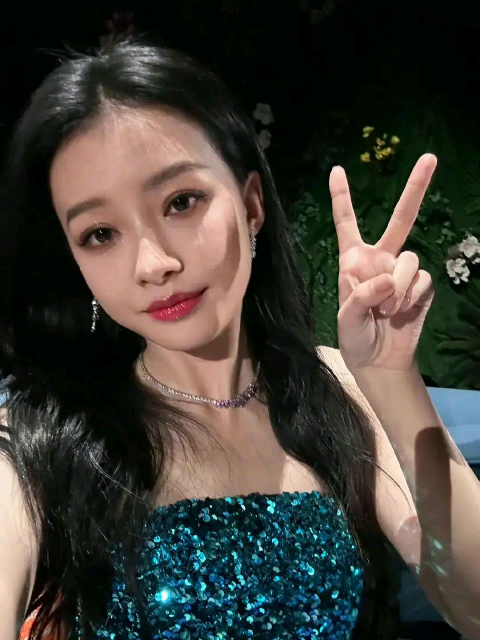 孙怡方否认恋情# 6月29日,有网友偶遇孙怡与滕光正一起去海南周杰伦