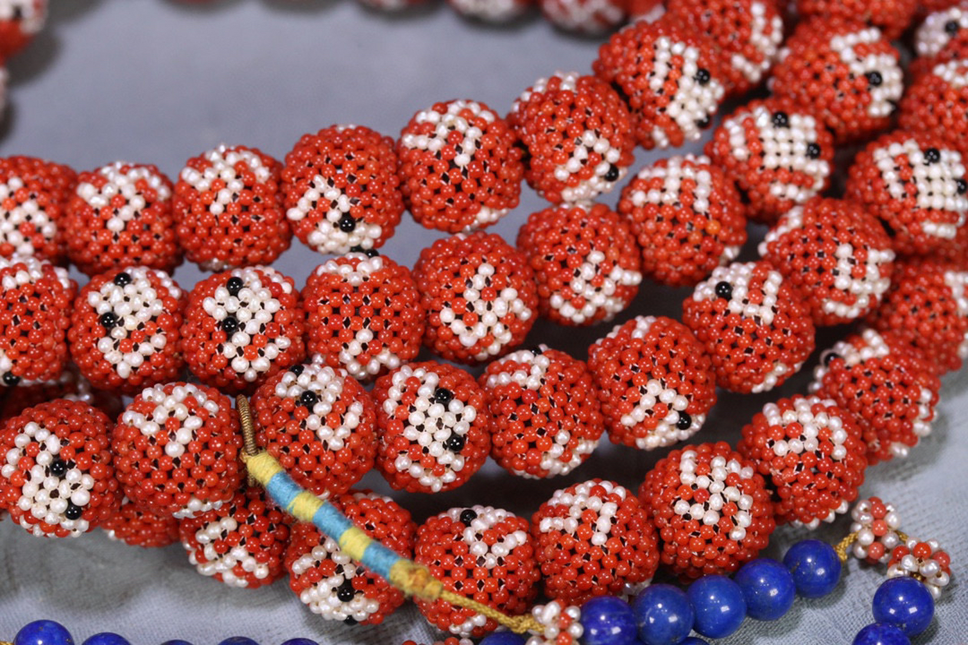 晚清 珊瑚珍珠辑米珠"卍"字蝠纹朝珠一盘.尺寸1.6厘米,重332克