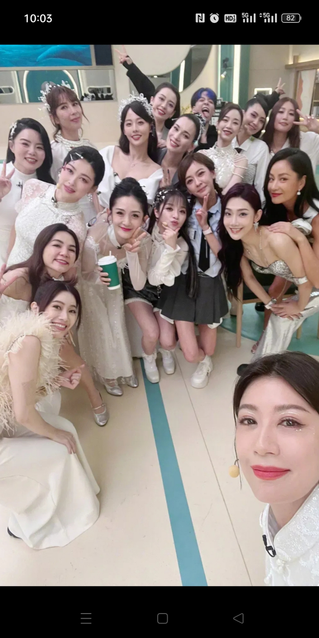 贾静雯拍的这张浪姐大合照,第一眼看到竟是谢娜,你