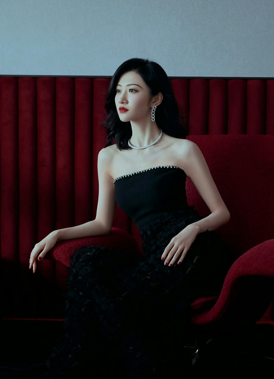 景甜一袭黑裙亮相腾讯视频年度发布会,身穿礼服来自rebecca vallance
