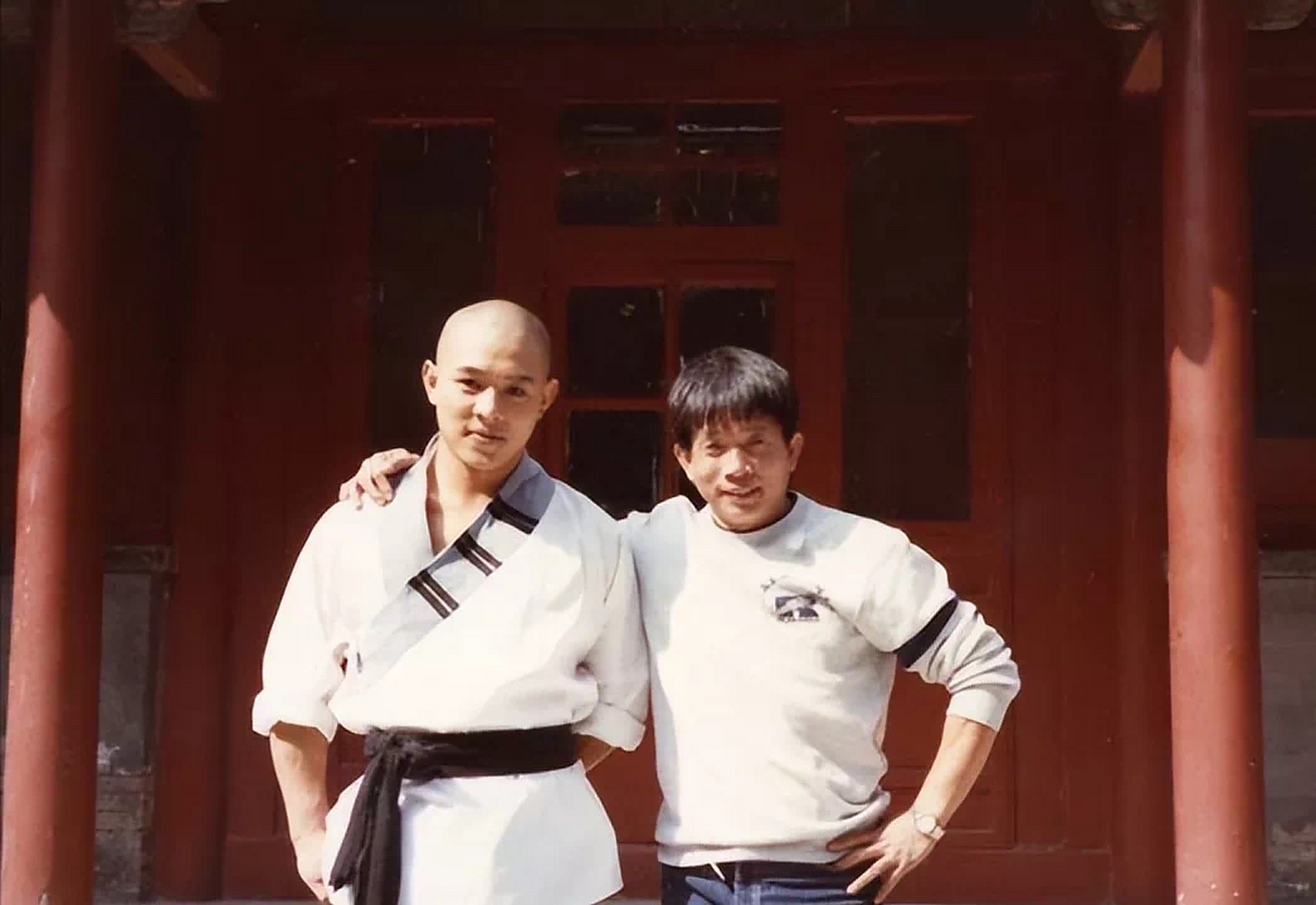 这是1983年的李连杰在人民大会堂的照片.