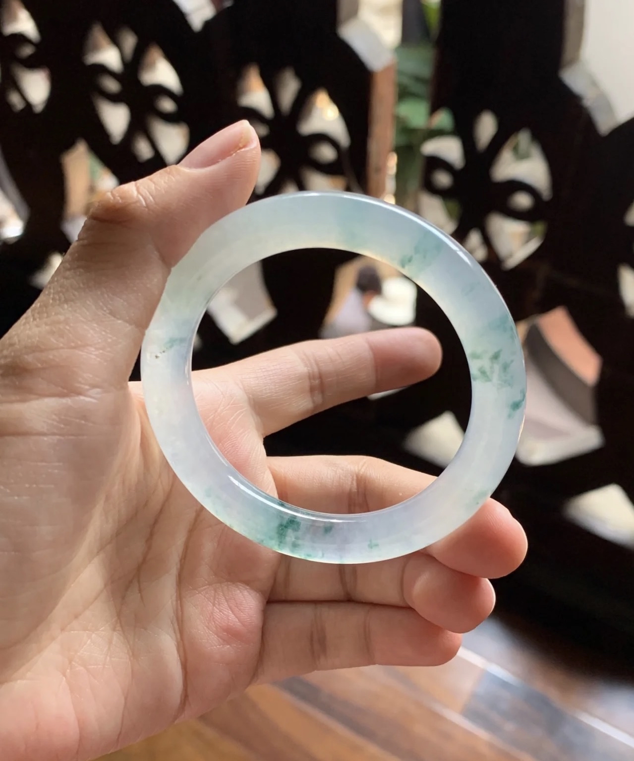 百般好看的一只飘花手镯