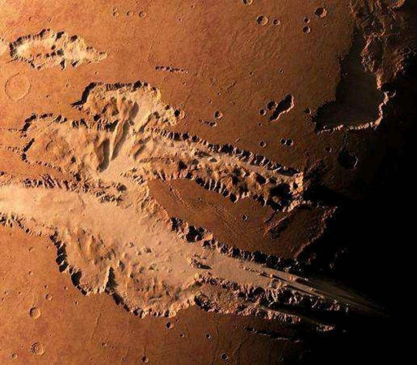 火星上的水手号大峡谷,长4000公里,最深处达7千米.