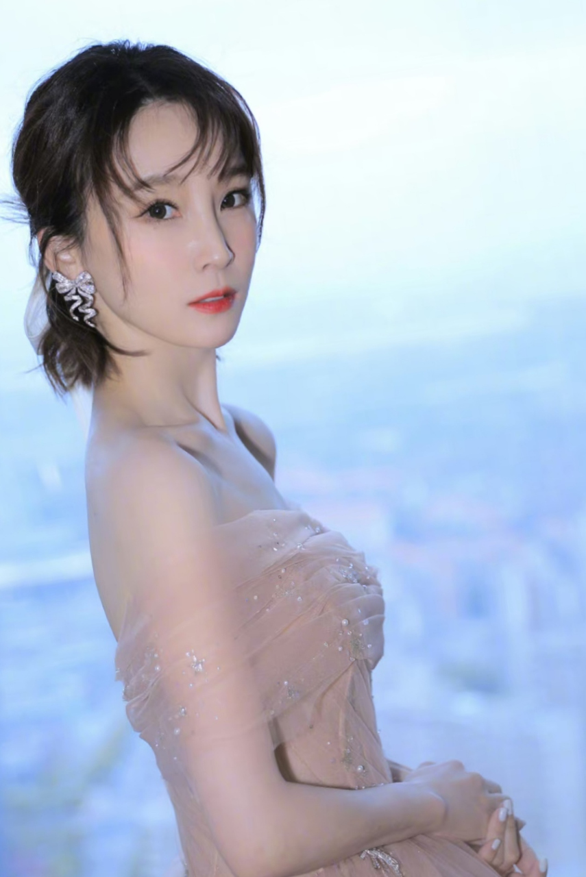 看谢楠把头发剪短了,她这短发看她很精神,尤其是 白色的蝴蝶兰好衬她