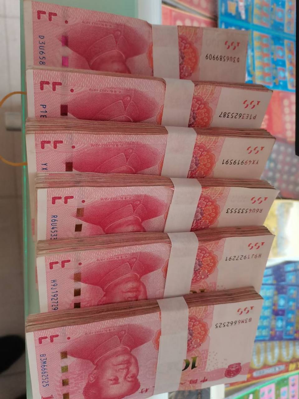 帅哥领完奖,豪爽的提了一沓钱感谢店主 再次恭喜帅哥中奖大乐透50倍