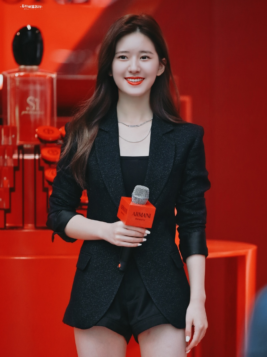 赵露思最新活动造型曝光,穿西装秀长腿,网友:没想到还有这一面