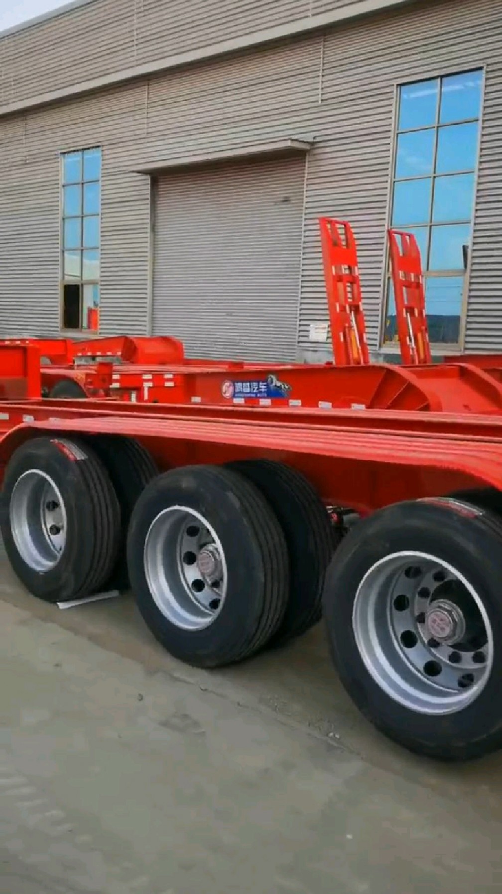 三轴鹅颈式集装箱骨架半挂车出厂