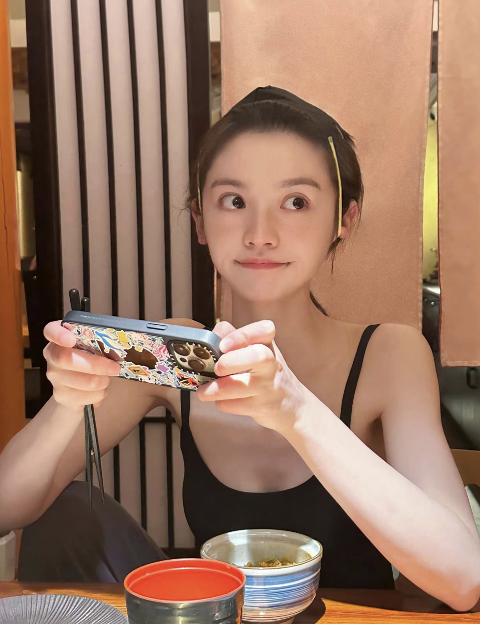 学到了!原来口罩还可以用来当发箍固定刘海,田曦薇真是个小机灵