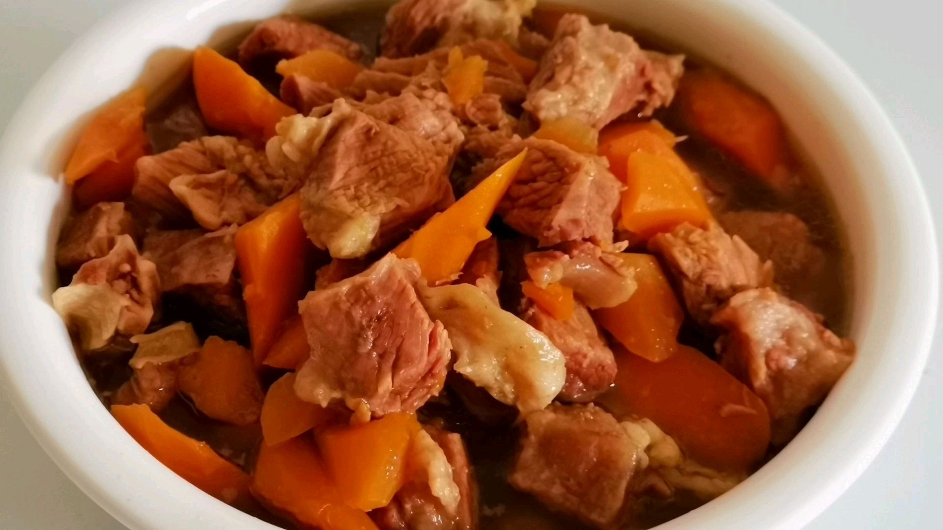 牛肉炖胡萝卜,只要第一步做对了,牛肉就好吃!