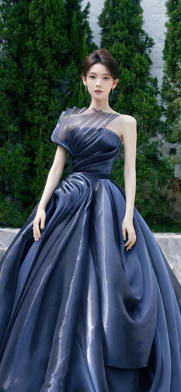 陈瑶藏蓝色抹胸礼服裙造型写真壁纸,精致盘发搭配流光抹胸裙,沉稳与