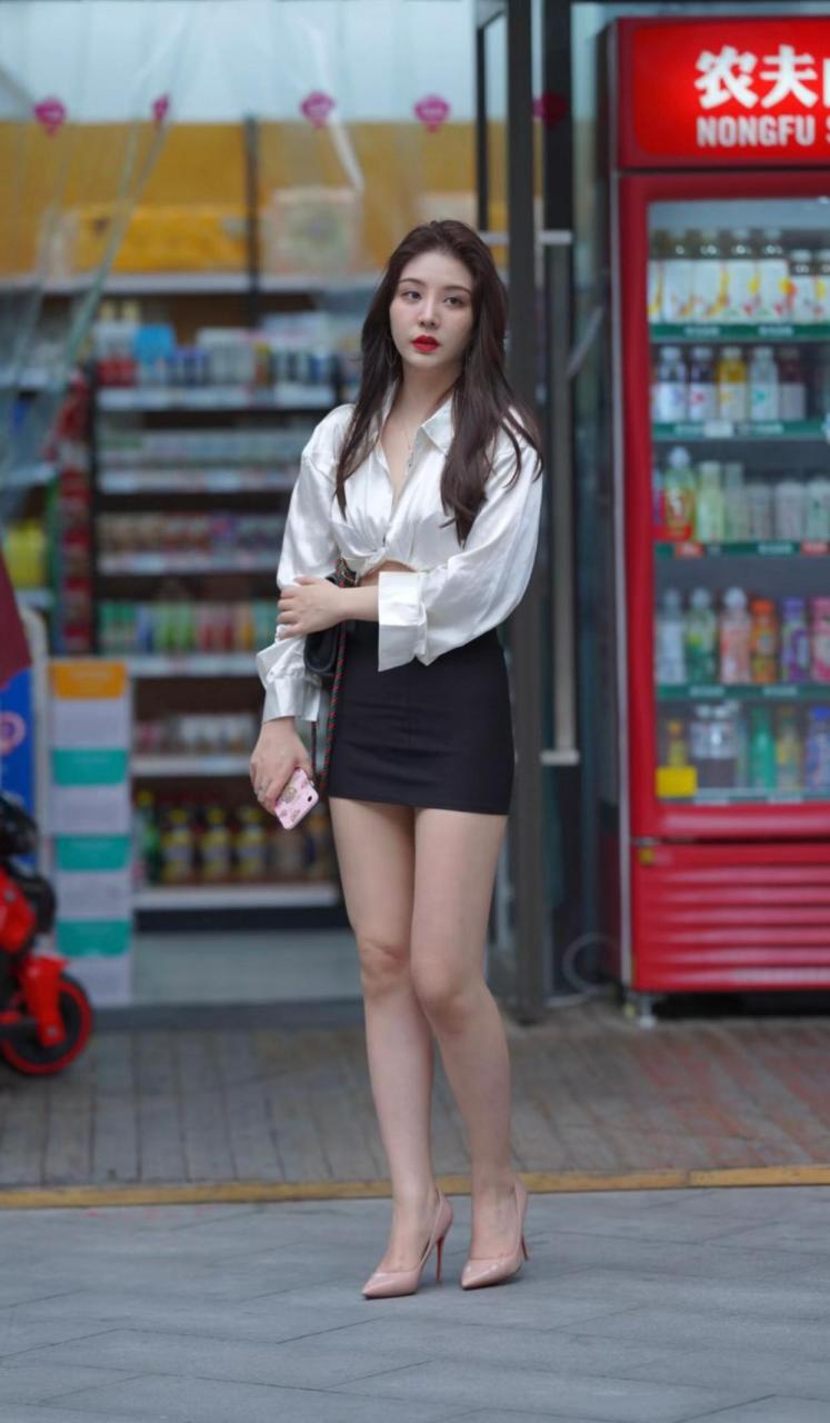 街拍时尚性感的靓丽少妇#日常穿搭# #时尚街拍美女