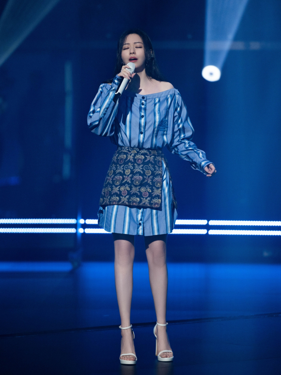 张靓颖,凉鞋穿搭,大长腿尽显无遗.