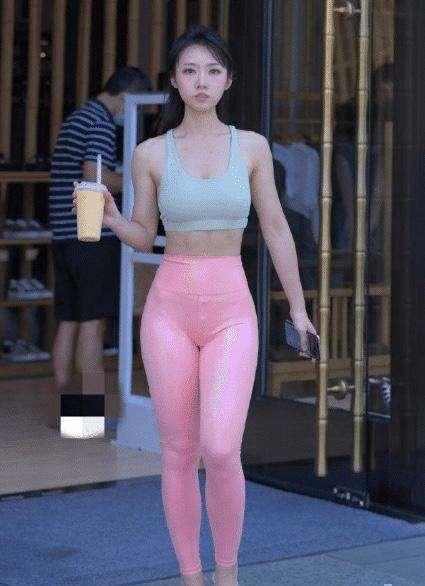 青色运动背心搭配粉色俏皮打底裤,可爱休闲风,气质妩媚温柔