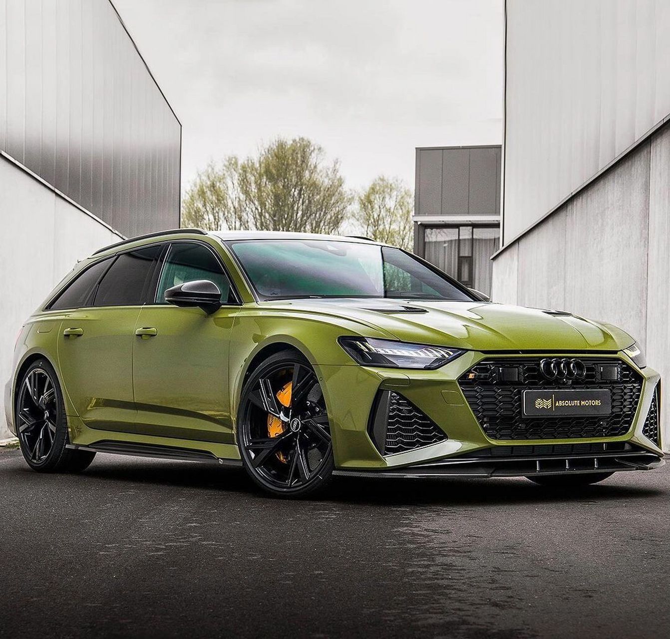 这辆瓦罐能不能吸引你的眼球 奥迪城市绿的rs6 侧面线条优雅流畅 让人