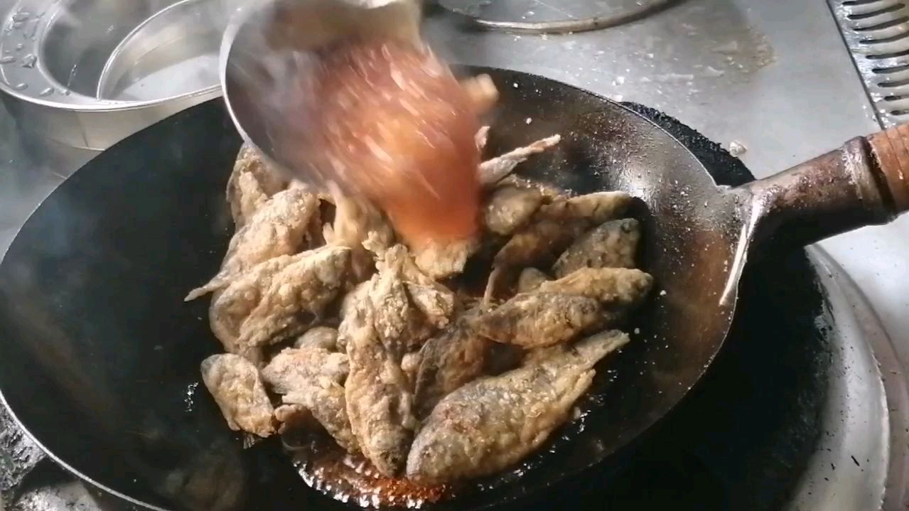 #加油吧考生#饭店大厨教你做糖醋小鲫鱼,入口酸甜,嚼着酥脆