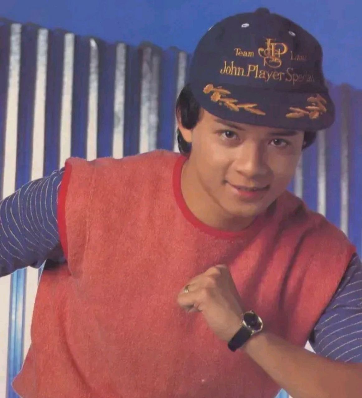 黄日华年轻时候的照片,感觉那个时候的他就是非常年轻阳光的小帅哥