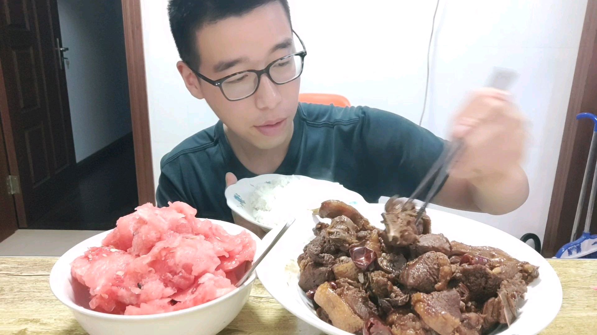 镇江小伙在家做饭,一盆红烧咸鹅,配上一盘大米饭,吃爽了!