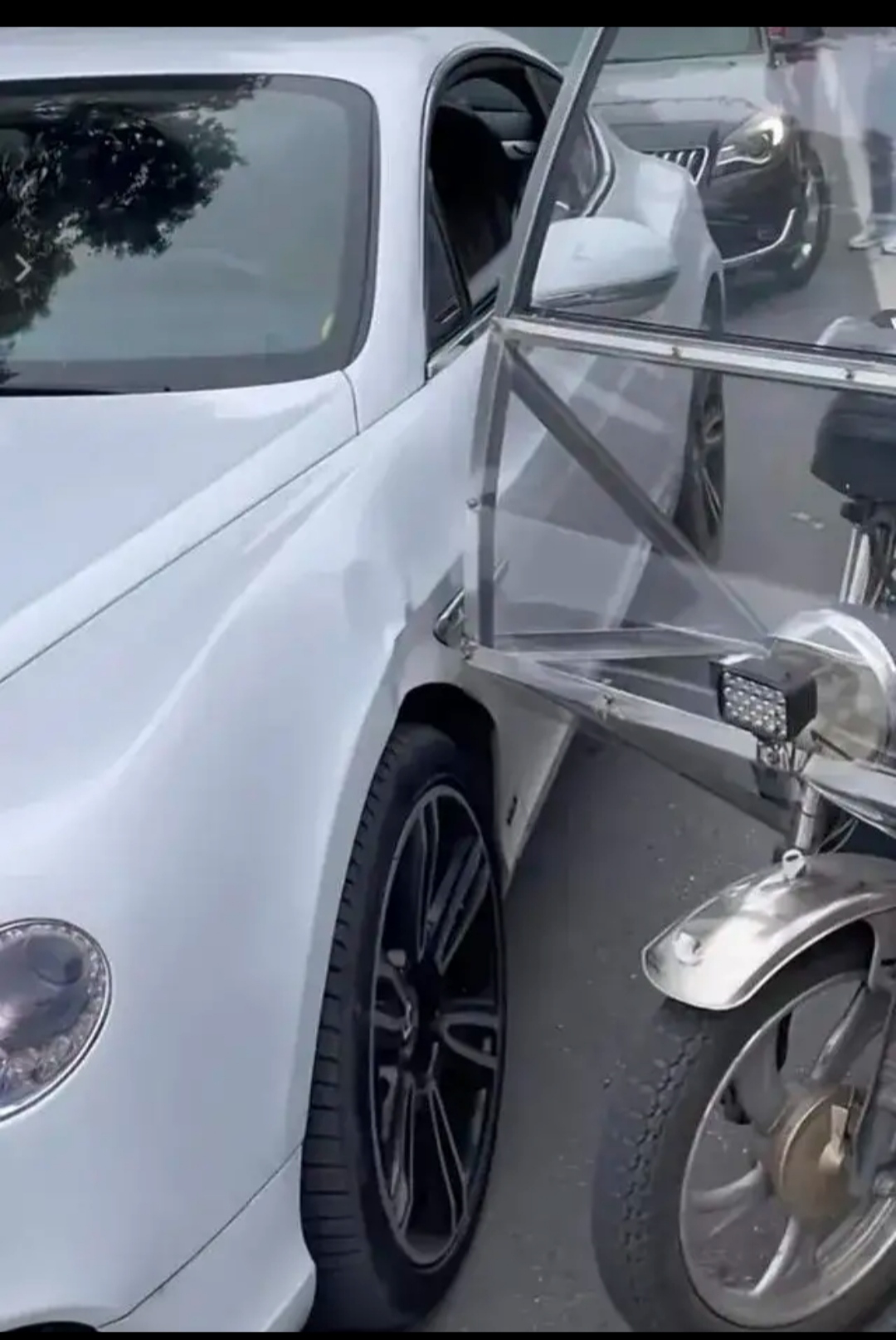 把豪车宾利撞了一个大坑,三轮车赔100,活该你开宾利!