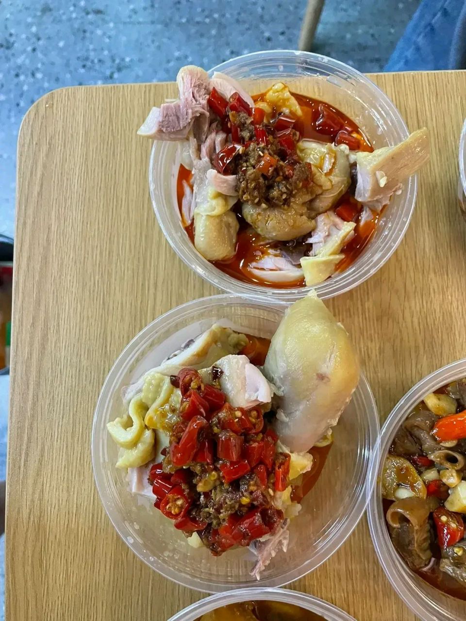 这是朋友给我点的外卖让楼下餐馆送上门的乐山钵钵鸡,两份鸡肉居然花