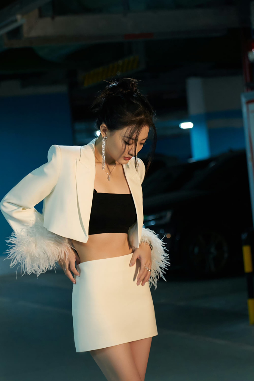 徐璐白裙西装光影大片 #徐璐