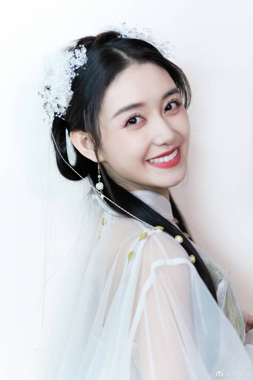 蒋依依古装真的很有韵味,最喜欢她在《美人心计》里扮演的小慎儿了