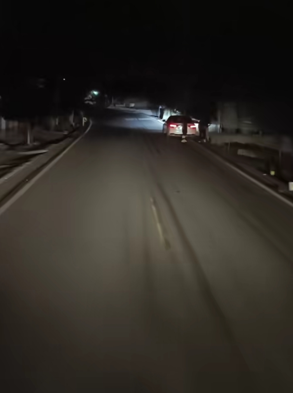 给大家一个忠告,夜晚在陌生路段行车,看到路边停的有车,停的有人,劝