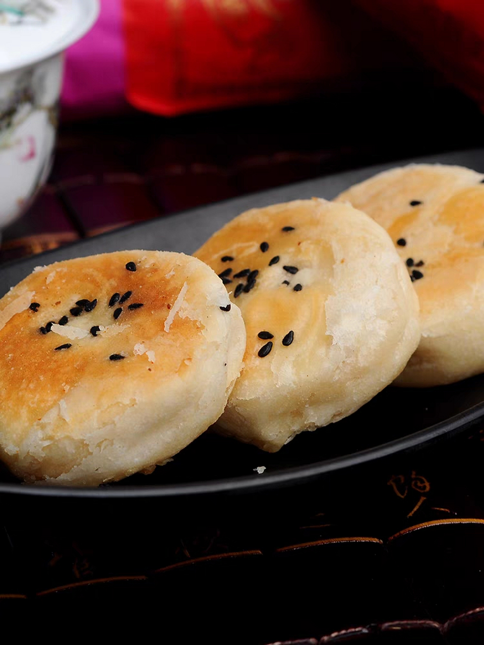 其中,绿豆饼作为当地的传统手工糕点之一,深受人们喜爱.