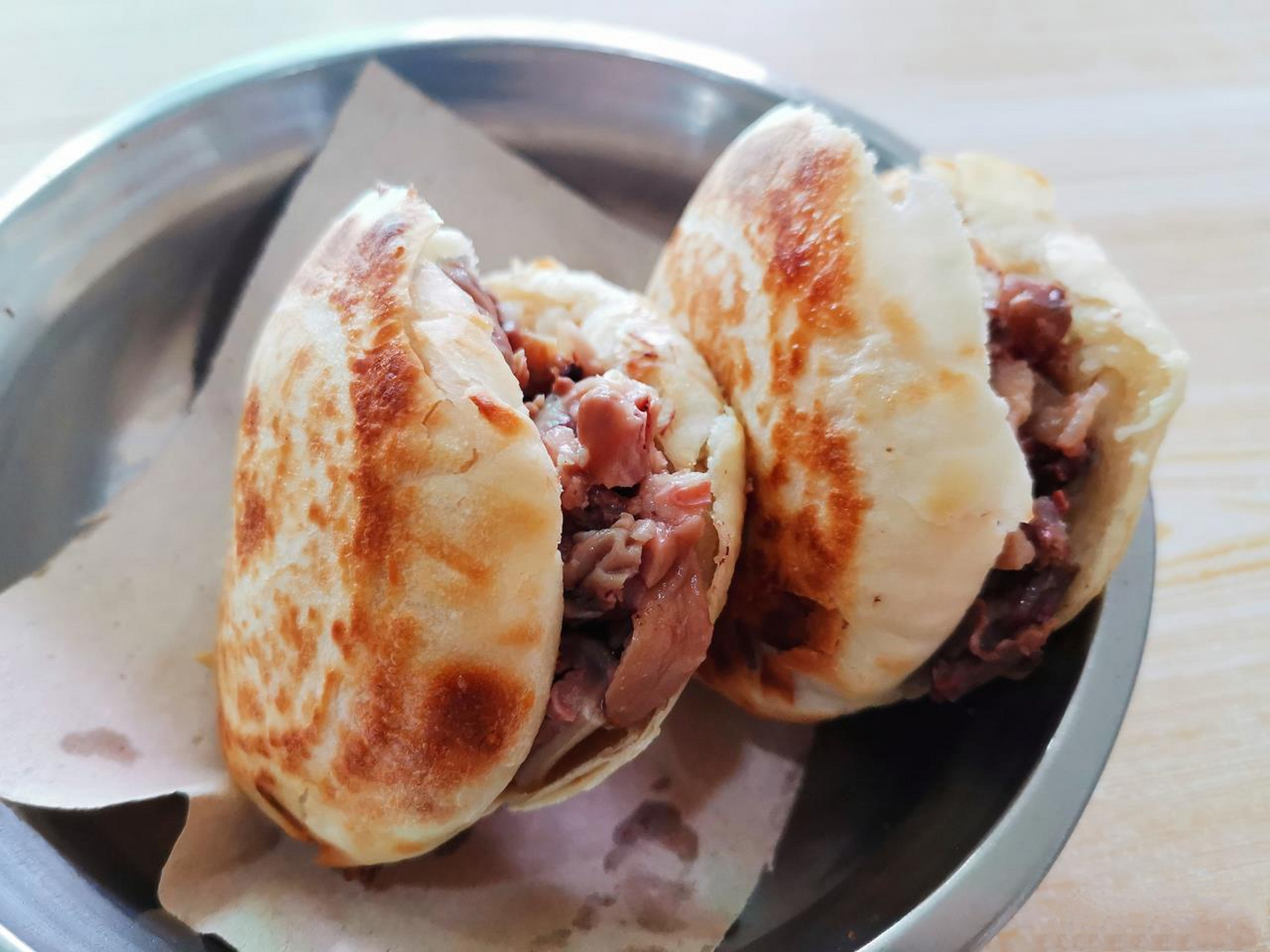 其实保定驴肉火烧真的很好吃,为啥知名度却不如西安肉夹馍?