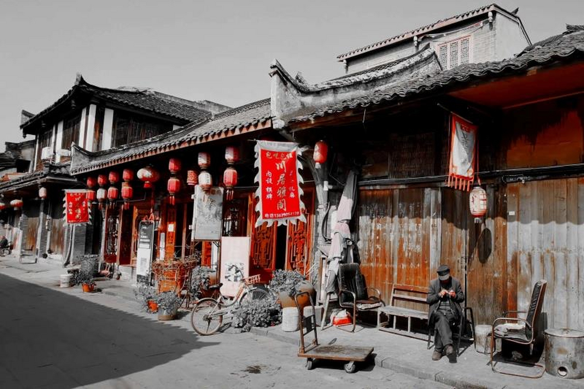 新场古镇位于:成都平原西部,是大邑县西部最早的建制镇.