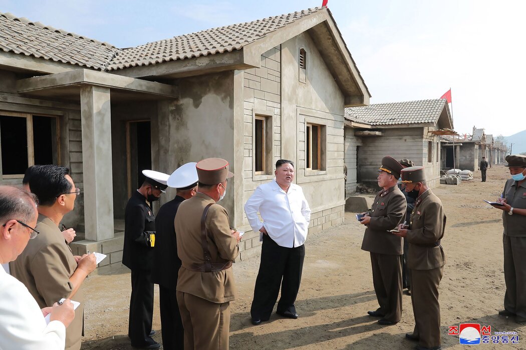韩国官员称,朝鲜领导人金正恩在电话中说:“对于发生在我们领海内的意外不幸事件,我深感抱歉。”