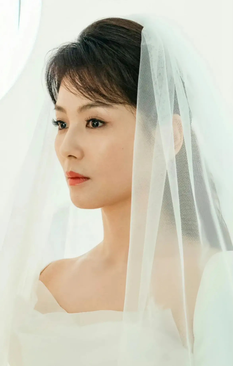 刘涛婚纱造型,虽然婚纱很唯美,但刘涛年龄感重,表情也很不情愿.