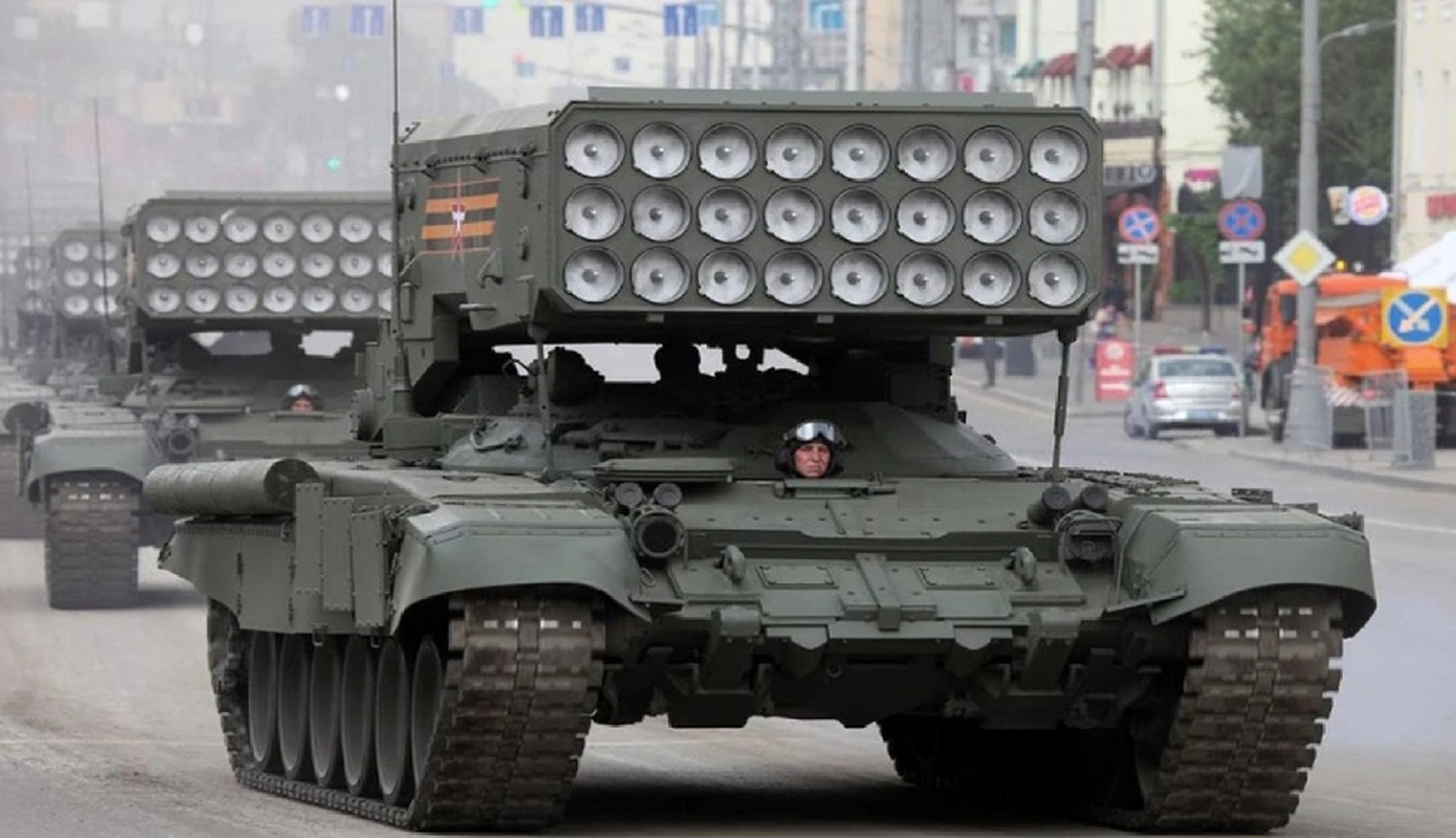 这是俄罗斯的tos -1喷火坦克,它是在t -72坦克基础上开发研制的大口径