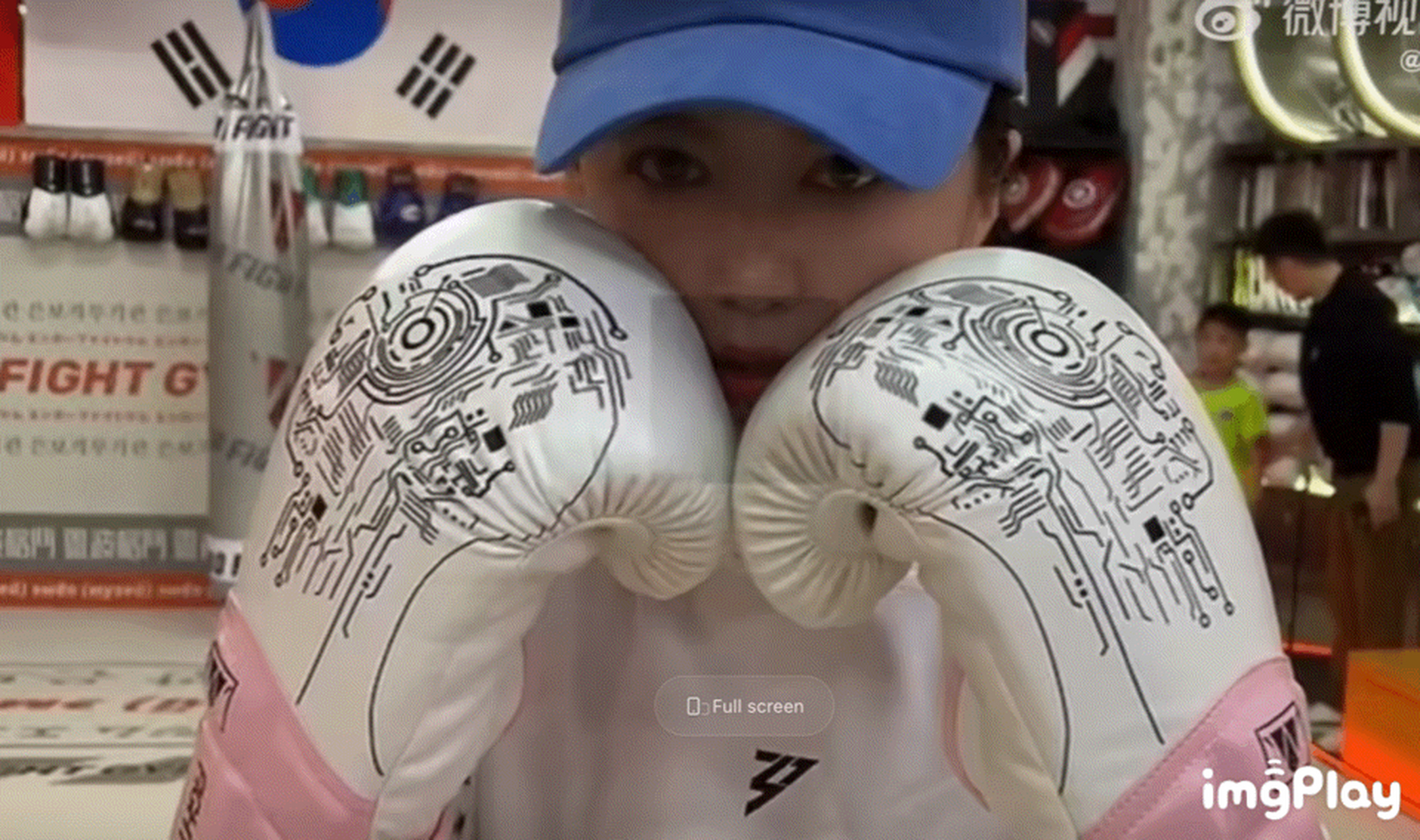 被#谭维维# 的拳击日常帅到!好勇猛呀!八块腹肌不是谁都能拥有的[色]