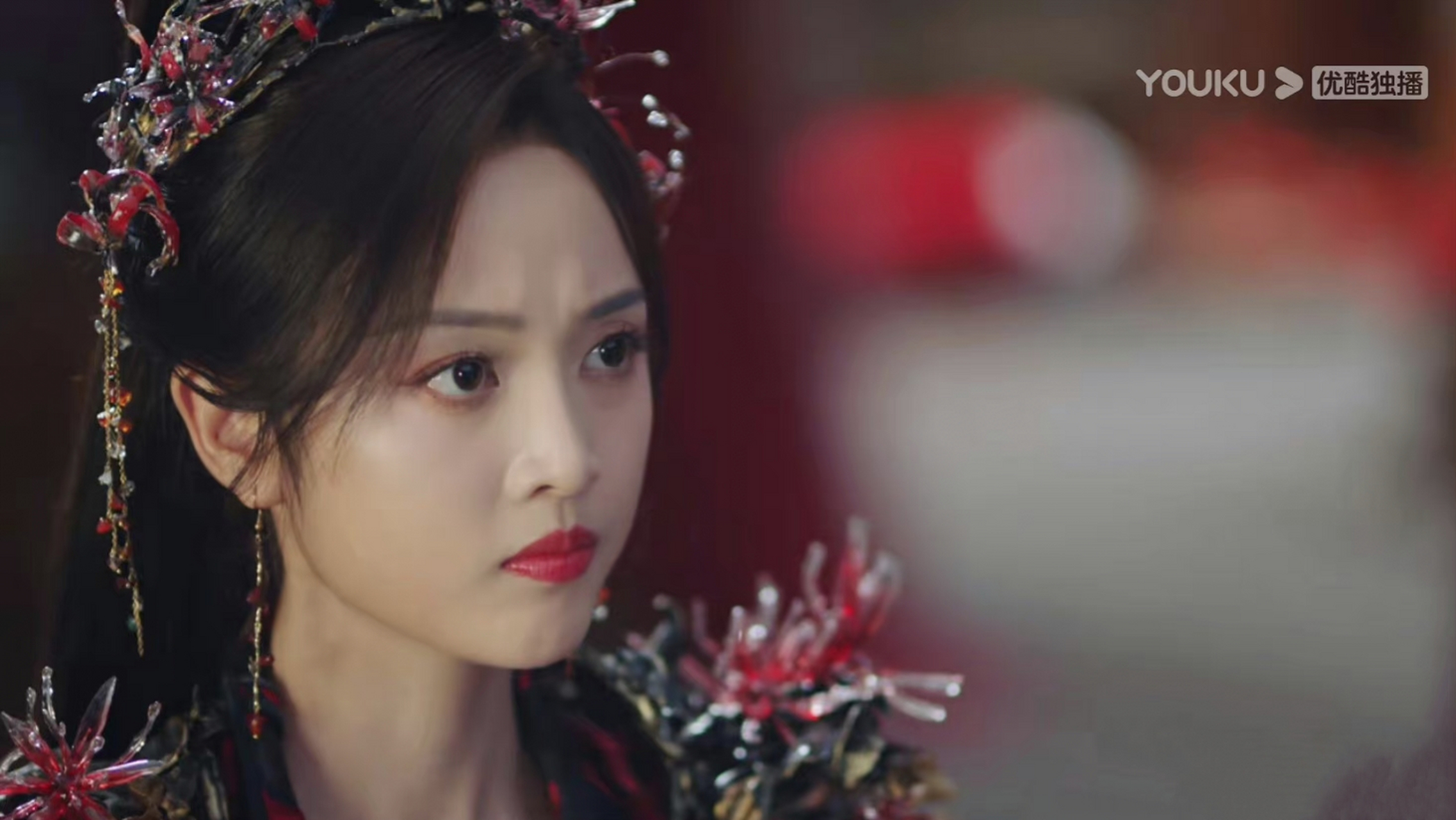 古装剧里最廉价的大婚造型,热缩片加上吴宣仪的小龅牙,en……对观众