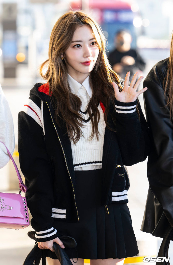 宫胁咲良今日机场图!学院风穿搭超吸睛