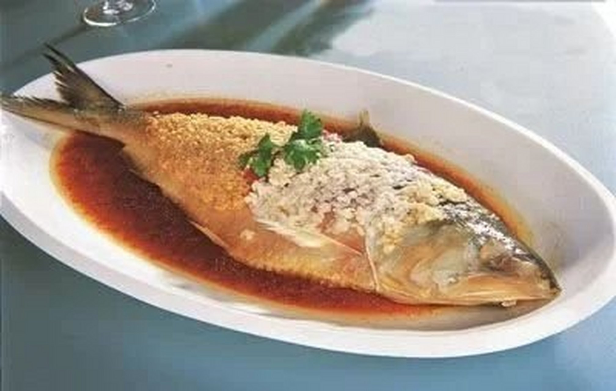 原料:鲥鱼1800克左右1条,黄豆200克,酒酿200克,火腿