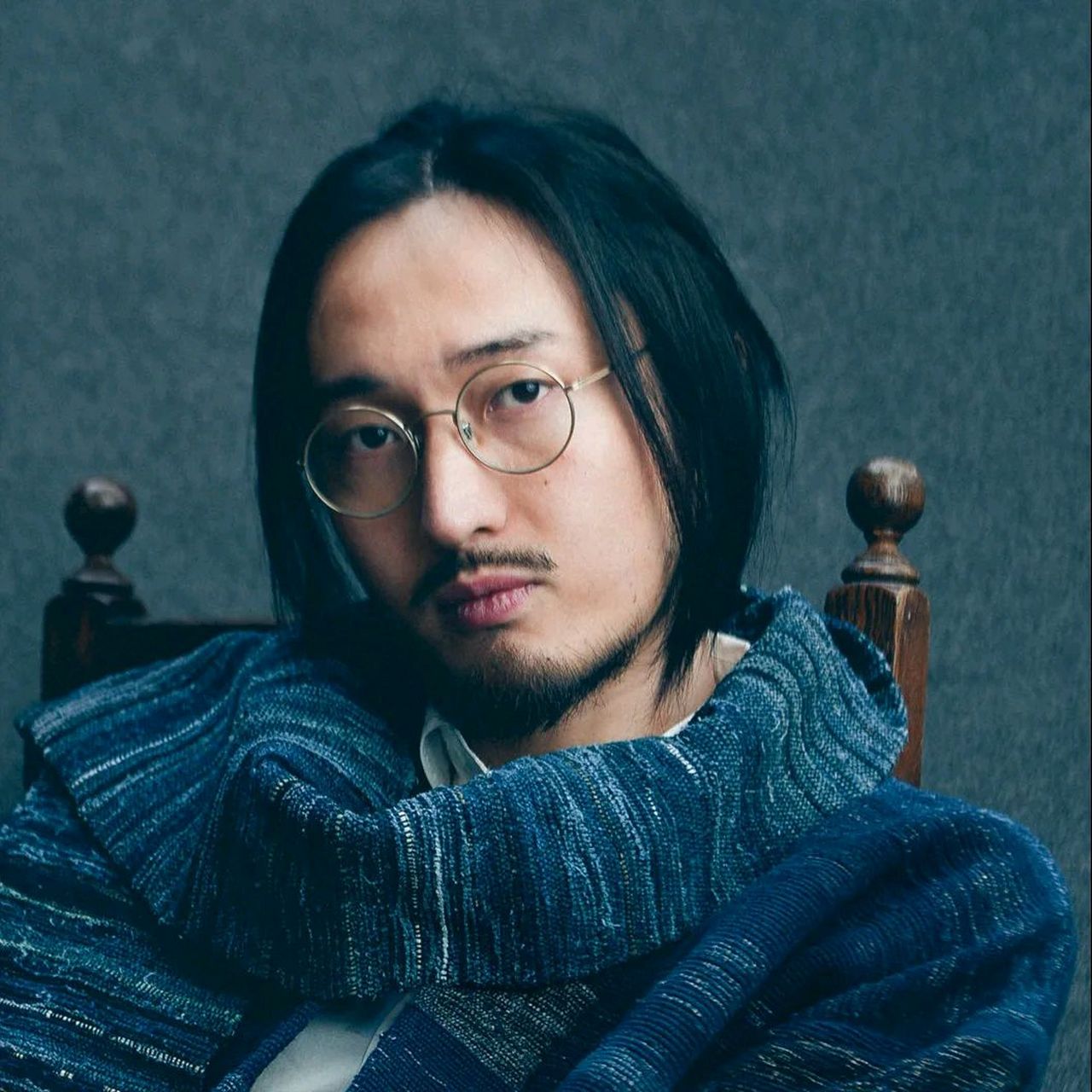 演员王传君曾前往印度旅行,在街上遇见一个赤脚男孩.