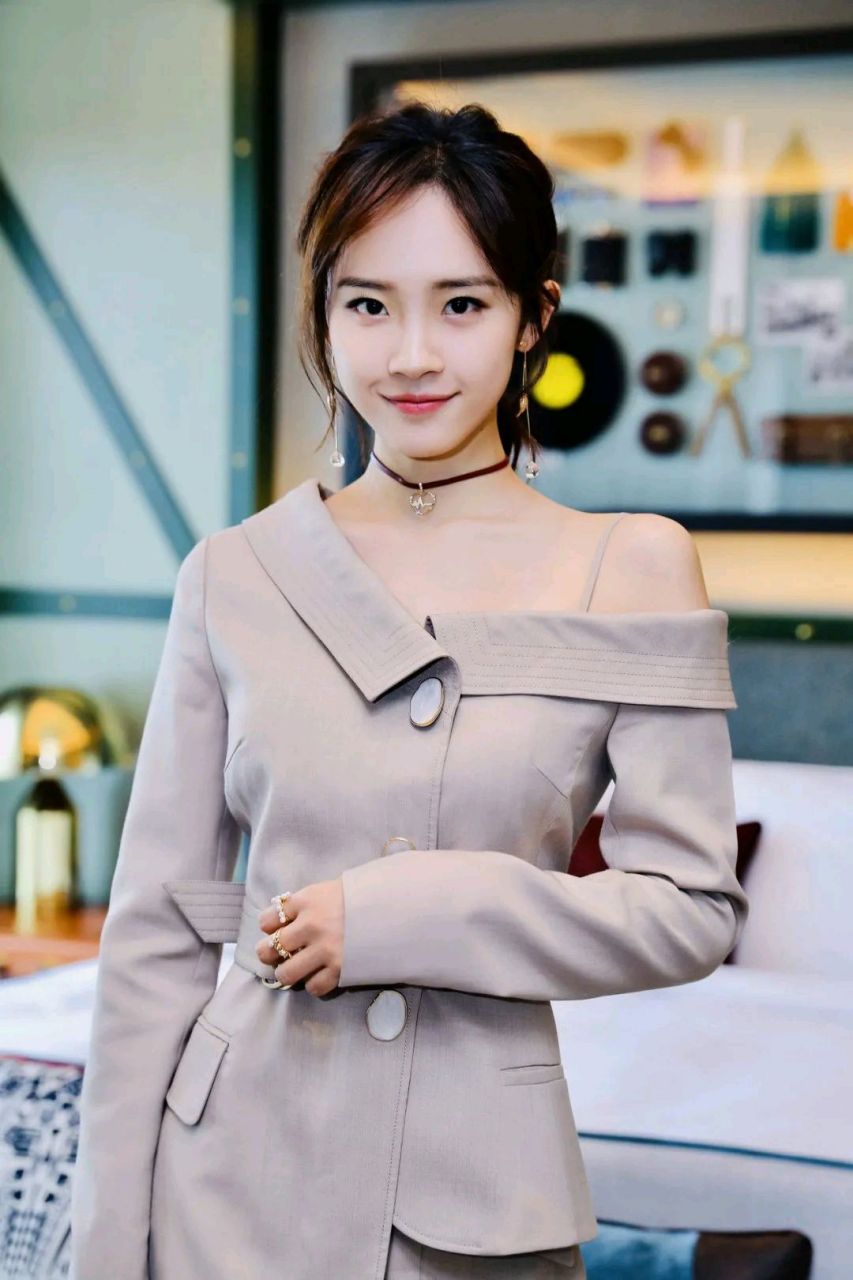 卢洋洋拥有清纯可爱的外貌以及高挑纤细的身材,演技也