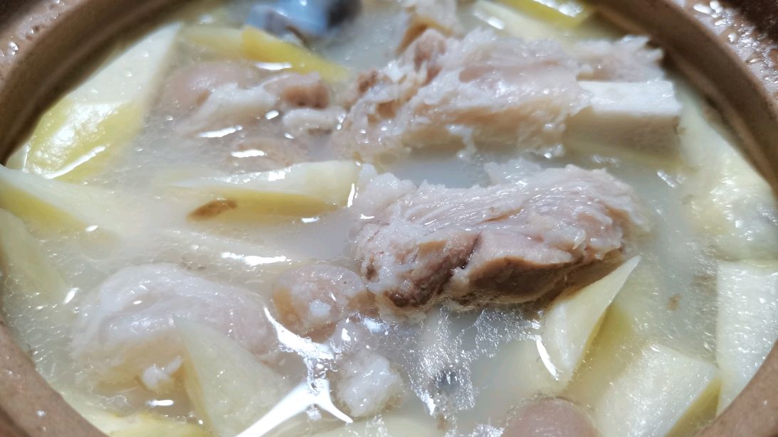 小火慢炖《茭白蹄髈汤》乳白的汤汁,Q弹的蹄髈,香甜的茭白