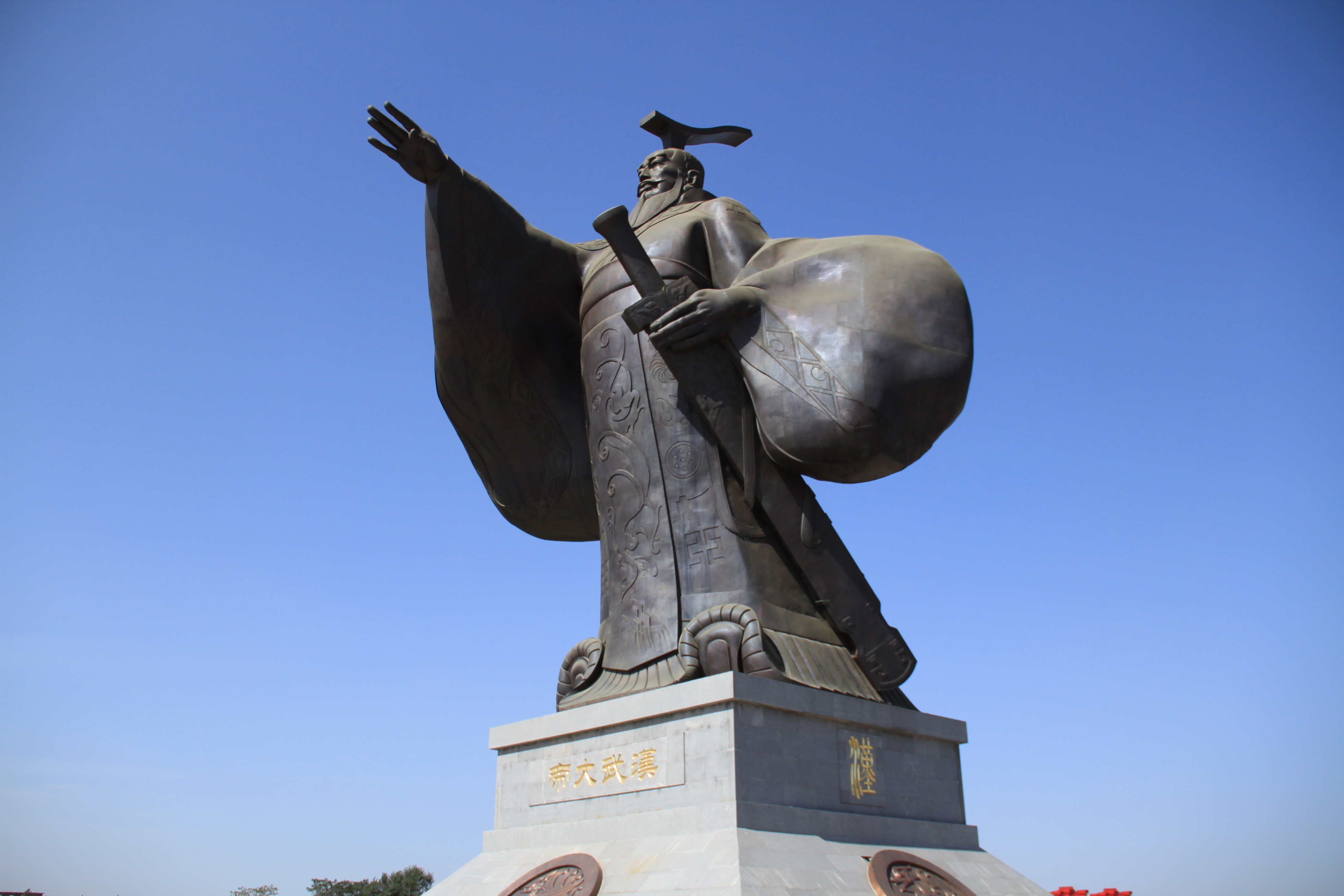 甘肃汉武大帝雕像图片