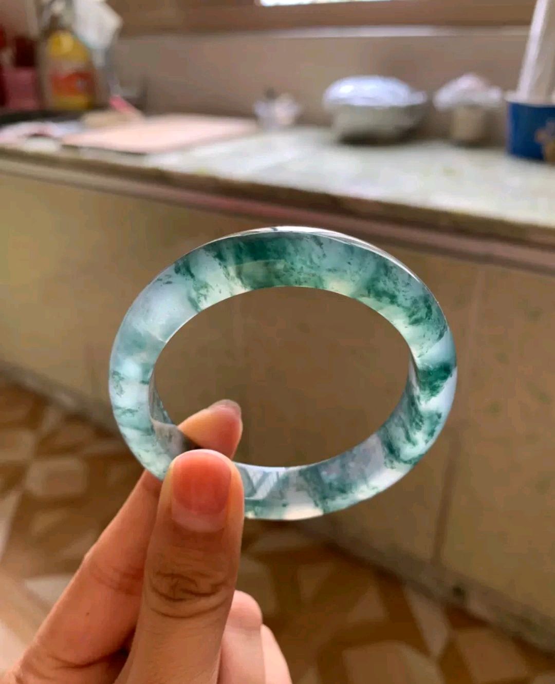 冰种起钢性飘蓝花翡翠手镯 底子很纯,种水均匀,一圈透指透色