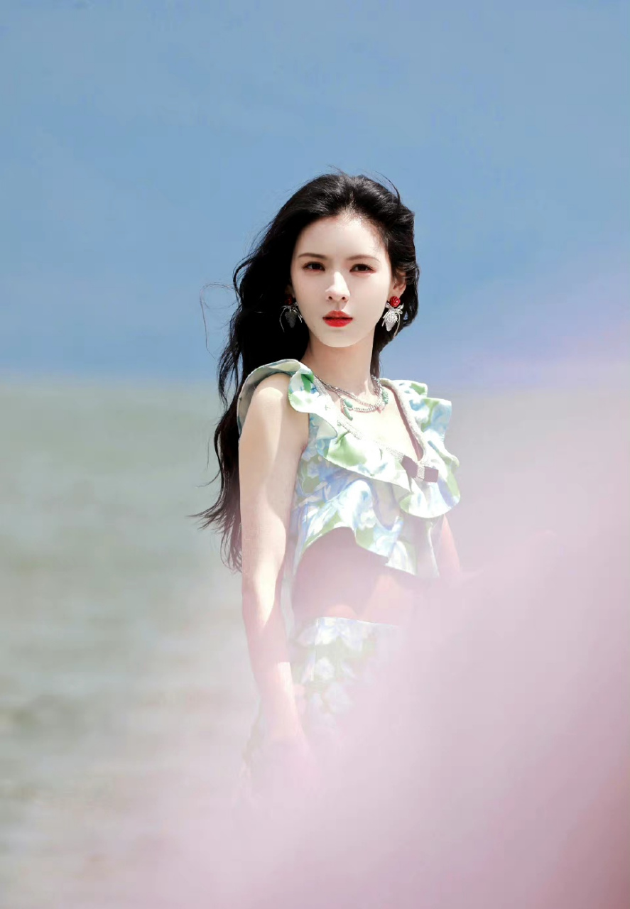 张予曦海边大片,这是什么小说女主才有的气质?